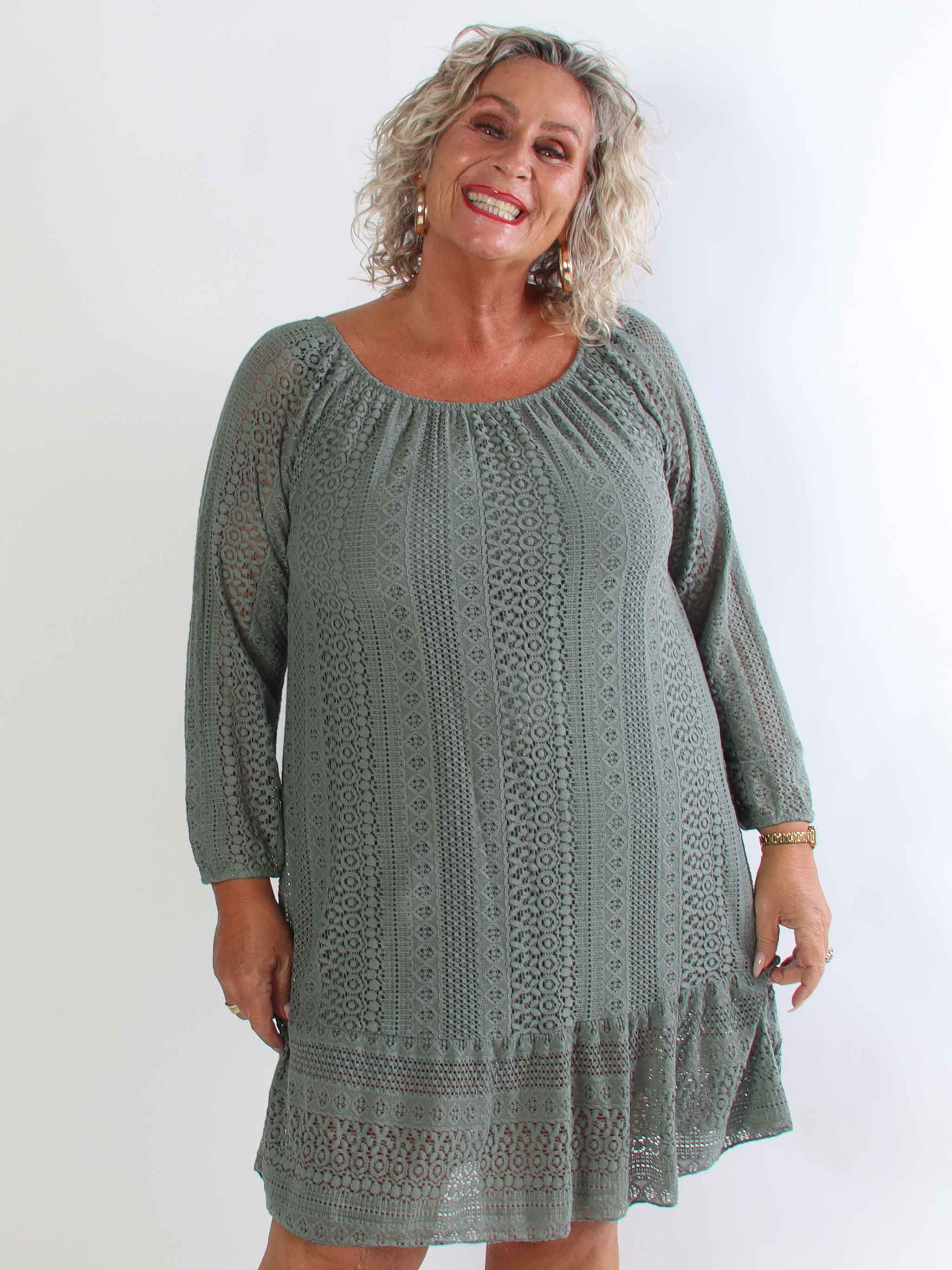 Galateia Long Sleeve - Feminin plus size kjole i blød bomuldsblonde
